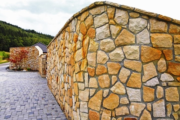 Заборы, облицованные натуральным камнем